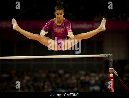 2. August 2012 - London, England, Vereinigtes Königreich - Alexandra Raisman (USA) führt am Stufenbarren im Einzelmehrkampf der Frauen in der London Olympics 2012 an der North Greenwich Arena am August 02,2012 in London, Vereinigtes Königreich. (Kredit-Bild: © Paul Kitagaki Jr./ZUMAPRESS.com) Stockfoto