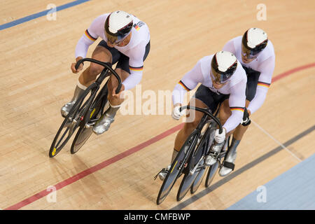 VEREINIGTES KÖNIGREICH. 02.08.2012 Stratford, England. Germanys Rene Enders, Maximilian Levy und Stefan Nimke konkurrieren in der Mens Team Sprint Qualifikation während der Bahnrad-Wettbewerb am 6. Tag der London 2012 Olympische Spiele auf der Radrennbahn im Olympiapark. Stockfoto