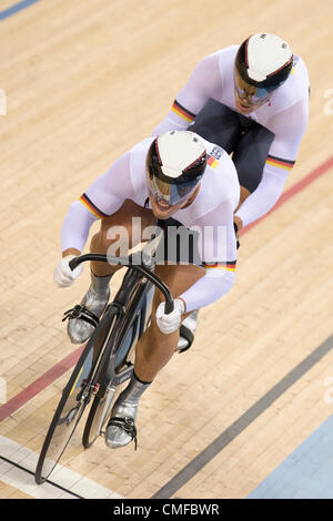 VEREINIGTES KÖNIGREICH. 02.08.2012 Stratford, England. Germanys Rene Enders, Maximilian Levy und Stefan Nimke konkurrieren in der Mens Team Sprint Qualifikation während der Bahnrad-Wettbewerb am 6. Tag der London 2012 Olympische Spiele auf der Radrennbahn im Olympiapark. Stockfoto