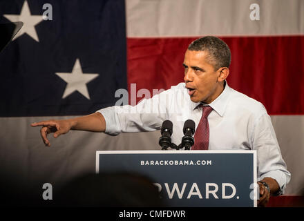 Winter Park, Florida, USA, Donnerstag, 2. August 2012. US-Präsident Barack Obama Kampagnen am Rollins College. Orlando, grenzt an Rollins befindet sich auf dem i-4 Gang, die eine große Rolle bei den 2008 Wahlen für Präsident Obama gespielt, und im Jahr 2004 zu Gunsten der Präsident George W. Bush schwang. Florida wird als Schaukel Staat mit vielen unentschlossenen Wähler gesehen. Winter Park ist Teil der Metropolregion Orlando-Kissimmee. Geplanten Besuch des Präsidenten Freitag, 20. Juli 2012, wurde abgebrochen aufgrund der tragischen Ereignisse bei der Aurora, Colorado Theater Filmaufnahme, wo 12 Menschen starben, 58 wurden verletzt. Stockfoto