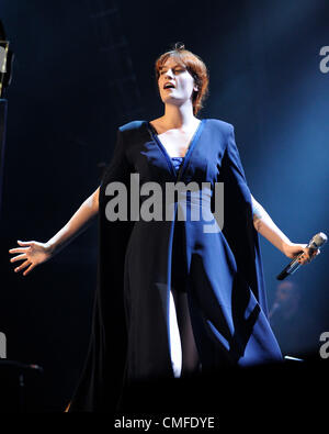 2. August 2012 führt - Toronto, Kanada - englische Indie-Rock-Band "Florence + The Machine" im Canadian Molson Amphitheatre. Im Bild lead-Sänger Florence Welch. Bildnachweis: n8n Foto / Alamy Live News Stockfoto