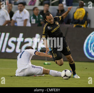 2. August 2012 - Carson, Kalifornien, USA - Alvaro Arbeloa, 17 von Real Madrid senkt Landon Donovan, 10 von den Los Angeles Galaxy während ihres Spiels in der World Football Challenge 2012 auf Donnerstag, 2. August 2012 im Home Depot Center in Carson, Kalifornien. Real Madrid gegen die LA Galaxy 5-0. (Kredit-Bild: © Javier Rojas/Prensa Internacional/ZUMAPRESS.com) Stockfoto