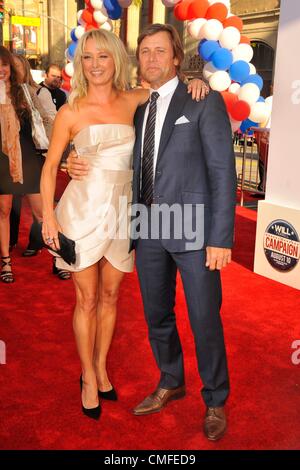 2. August 2012. Katherine LaNasa, Grant Show im Ankunftsbereich für THE CAMPAIGN Premiere, Graumans Chinese Theatre, Los Angeles, CA 2. August 2012. Foto von: Dee Cercone/Everett Collection Stockfoto