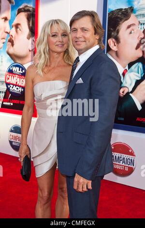 2. August 2012. Katherine LaNasa, Grant Show im Ankunftsbereich für THE CAMPAIGN Premiere, Graumans Chinese Theatre, Los Angeles, CA 2. August 2012. Foto von: Emiley Schweich/Everett Collection Stockfoto