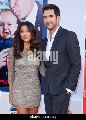 2. August 2012. Dylan McDermott, Shiva Rose im Ankunftsbereich für THE CAMPAIGN Premiere, Graumans Chinese Theatre, Los Angeles, CA 2. August 2012. Foto von: Emiley Schweich/Everett Collection Stockfoto