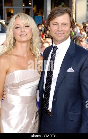 2. August 2012. Katherine LaNasa, Grant Show im Ankunftsbereich für THE CAMPAIGN Premiere, Graumans Chinese Theatre, Los Angeles, CA 2. August 2012. Foto von: Michael Germana/Everett Collection Stockfoto