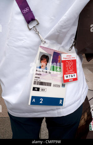 2. August 2012 - CARDIFF WALES UK - der Ausweis des Mana Iwabuchi, ein Mitglied der japanischen Frauen-Fußball-Nationalmannschaft im Stadtzentrum von Cardiff einen Tag vor ihrem Spiel gegen Brasilien im Viertelfinale der Frauen im Millennium Stadium in die Olympischen Spiele 2012 in London. Stockfoto