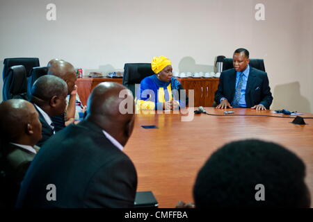 PRETORIA, Südafrika: AU Präsident Nkosana Dlamini-Zuma und CEO von Black Business Council Xolani Qubeka bei einem Treffen am 2. August 2012 in Pretoria, Südafrika. (Foto von Gallo Images / Franco Megannon) Stockfoto