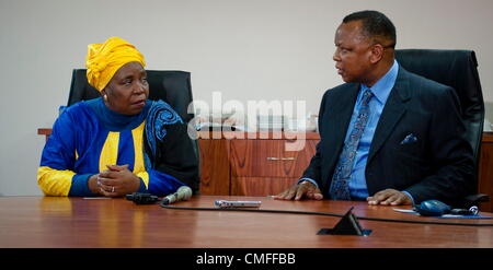 PRETORIA, Südafrika: AU Präsident Nkosana Dlamini-Zuma und CEO von Black Business Council Xolani Qubeka bei einem Treffen am 2. August 2012 in Pretoria, Südafrika. (Foto von Gallo Images / Franco Megannon) Stockfoto