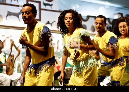 ADDIS ABEBA, Äthiopien – 2. August - Habesha 2000 traditionelle Tänzer führen die traditionellen Tänze der verschiedenen ethnischen Gruppen Äthiopiens in einem lokalen Restaurant auf 2. August 2012 in Addis Ababa, Äthiopien Stockfoto