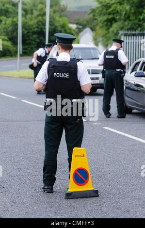 PSNI Polizisten sprechen für Autofahrer bei einem Fahrzeug-checkpoint Stockfoto