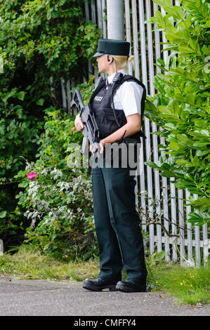 Polizistin steht Wache mit einer automatischen Waffe SA80 (Hinweis - Offiziers Gesicht ist verwischt worden, um ihre Identität zu schützen) Stockfoto