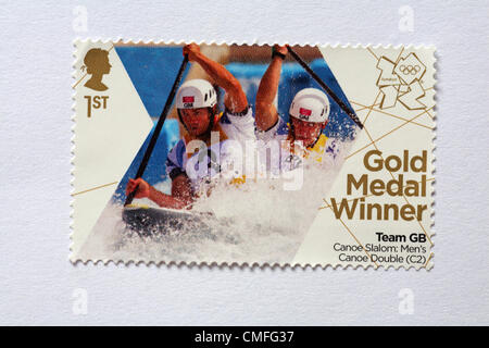 UK Freitag, 3. August 2012. Stempel Ehren Goldmedaillen-Gewinner Team GB Kanu Slalom Männer Kanu (C2) Doppelveranstaltung - Tim Bailie und Etienne Stott. Stempel gekauft und auf weißen Olympischen Unterstützer zukommen fest. Stockfoto