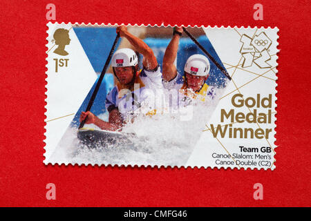 UK Freitag, 3. August 2012. Stempel Ehren Goldmedaillen-Gewinner Team GB Kanu Slalom Männer Kanu (C2) Doppelveranstaltung - Tim Bailie und Etienne Stott. Stempel gekauft und auf roten Umschlag senden an Olympischen Unterstützer fest. Stockfoto