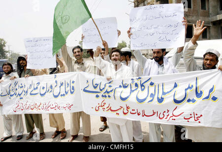 Aktivisten der moslemischen Liga-Q chant Parolen gegen das Töten der muslimischen Bevölkerung in Birma bei einer Protestkundgebung in Peshawar Club auf Freitag, 3. August 2012 drücken. Stockfoto