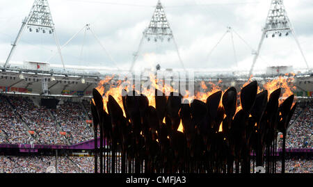 Eton Dorney, Großbritannien. Freitag, 3. August 2012. Der Olympischen Flamme auf den ersten Tag der Leichtathletik im Olympiastadion der Olympischen Sommerspiele 2012, London, Großbritannien auf Freitag, 3. August 2012. (Foto/Michal Kamaryt CTK) Stockfoto