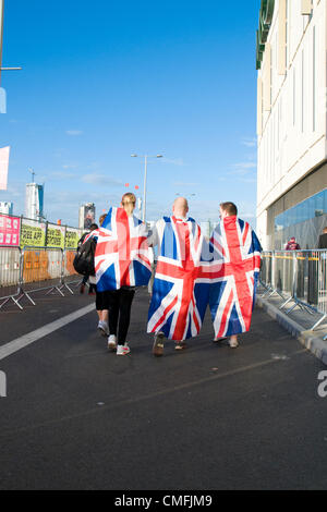 Die Menschen in Union Jacks machen ihren Weg zum Olympiapark für London 2012 am 3. August Stockfoto