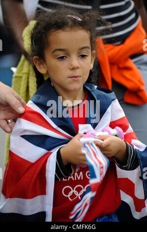 Coventry, Vereinigtes Königreich. Freitag, 3. August 2012. Team GB Fan vor der Olympischen Fußball-Frauen Viertel Endspiel zwischen Großbritannien und Kanada aus der City of Coventry Stadium. Stockfoto