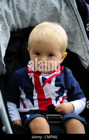 Coventry, Vereinigtes Königreich. Freitag, 3. August 2012. Team GB Baby Fan in einem Union Jack Hemd vor der Olympischen Fußball-Frauen Viertel Endspiel zwischen Großbritannien und Kanada aus der City of Coventry Stadium. Stockfoto