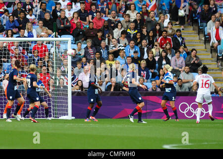 Freitag, 3. August 2012. Coventry, Vereinigtes Königreich. Jonelle FILIGNO (Kanada) Köpfe in das erste Tor für Kanada bei den Olympischen Fußball-Frauen Quartal Endspiel zwischen Großbritannien und Kanada aus der City of Coventry Stadium. Stockfoto