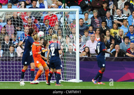 Freitag, 3. August 2012. Coventry, Vereinigtes Königreich. Jonelle FILIGNO (Kanada) Köpfe in das erste Tor für Kanada bei den Olympischen Fußball-Frauen Quartal Endspiel zwischen Großbritannien und Kanada aus der City of Coventry Stadium. Stockfoto