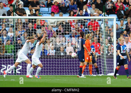 Freitag, 3. August 2012. Coventry, Vereinigtes Königreich. Jonelle FILIGNO (Kanada) feiert das erste Tor für Kanada bei den Olympischen Fußball-Frauen Quartal Endspiel zwischen Großbritannien und Kanada aus der City of Coventry Stadium. Stockfoto