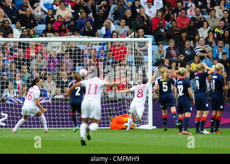 Freitag, 3. August 2012. Coventry, Vereinigtes Königreich. Christine SINCLAIR (Kanada) Partituren Canadas zweite Tor nach einem Freistoß während den Olympischen Fußball Viertel Finale Spiel Play-off-Spiel zwischen Großbritannien und Kanada aus der City of Coventry Stadium. Stockfoto