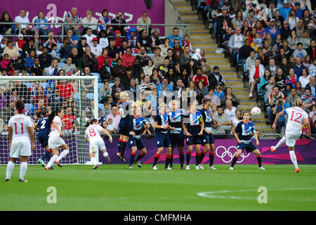 Freitag, 3. August 2012. Coventry, Vereinigtes Königreich. Christine SINCLAIR (Kanada) erzielt Kanadas zweite Tor nach einem Freistoß während den Olympischen Fußball Viertel Finale Spiel Play-off-Spiel zwischen Großbritannien und Kanada aus der City of Coventry Stadium. Stockfoto