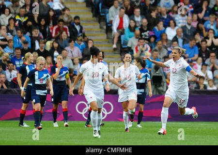 Freitag, 3. August 2012. Coventry, Vereinigtes Königreich. Christine SINCLAIR (Kanada) erzielt Kanadas zweite Tor nach einem Freistoß während den Olympischen Fußball Viertel Finale Spiel Play-off-Spiel zwischen Großbritannien und Kanada aus der City of Coventry Stadium. Stockfoto