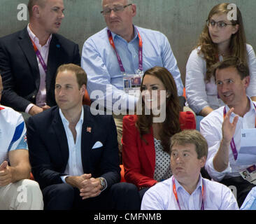 3. August 2012 - London, England, Vereinigtes Königreich - Priince William und Kate Middleton sehen das Schwimmen-Finale in London Olympics 2012 im Aquatics Center am August 03,2012 in London, Vereinigtes Königreich. (Kredit-Bild: © Paul Kitagaki Jr./ZUMAPRESS.com) Stockfoto