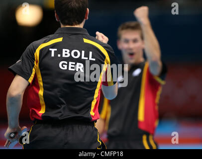 03.08.2012. London England. Deutschen Tischtennis-Spieler Timo Boll (L-R) und Bastian Steger in der Partie gegen Gerell und Lundqvist Schweden während Herren Team erste Runde Tischtennis-Veranstaltung in ExCeL Arena bei London 2012 Olympischen Spielen in London feiern Stockfoto