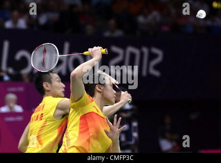 03.08.2012. London, ENGLAND; Silber-Medaillengewinner Chen Xu und Jin Ma von China, Gold-Medaillengewinner Nan Zhang und Yunlei Zhao von China und Bronze-Medaillengewinner Joachim Fischer und Christinna Pedersen von Dänemark in der Mixed-Doppel Badminton Siegerehrung am 7. Tag von London 2012 Olympische Spiele in der Wembley Arena. Stockfoto