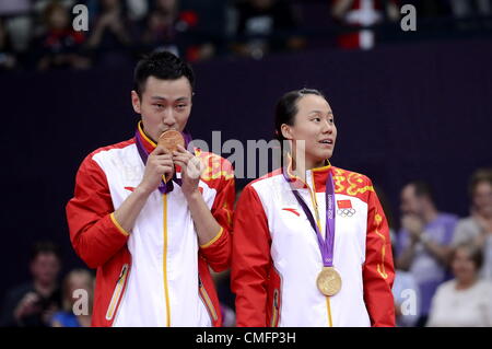 03.08.2012. London, ENGLAND; Silber-Medaillengewinner Chen Xu und Jin Ma von China, Gold-Medaillengewinner Nan Zhang und Yunlei Zhao von China und Bronze-Medaillengewinner Joachim Fischer und Christinna Pedersen von Dänemark in der Mixed-Doppel Badminton Siegerehrung am 7. Tag von London 2012 Olympische Spiele in der Wembley Arena. Stockfoto