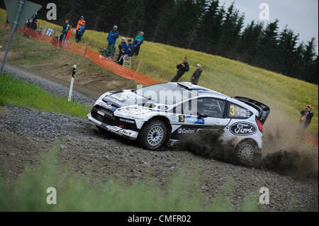 JYVÄSKYLÄ, Finnland - August 4: Jari-Matti Latvala Finnlands und Miikka Anttila Finnlands konkurrieren in ihren Ford World Rally Team Ford Fiesta RS WRC bei Tag3 der WRC-Rallye Finnland am 4. August 2012 in Jyväskylä, Finnland Stockfoto