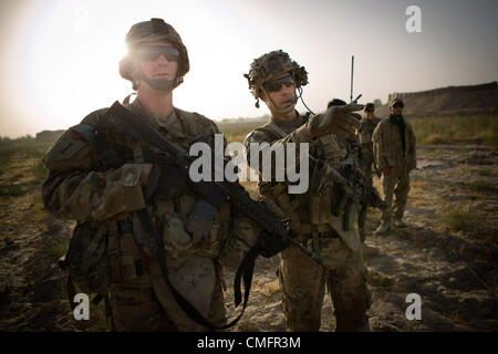 1. August 2012.  -Zharay District, Provinz Kandahar, Afghanistan - SSG. Richard Kaye, links, 3. Zug, Charlie Kompanie, 1-17 Infanterie und 1LT. Michael Porter, rechts, 1. Zug, Bronco Truppe, 1-14 Kavallerie Patrouille in Zharay District, Provinz Kandahar auf Mittwoch, 1. August 2012. (Bild Kredit: ¬ © Andrew A. Nelles/ZUMA drücken) Stockfoto