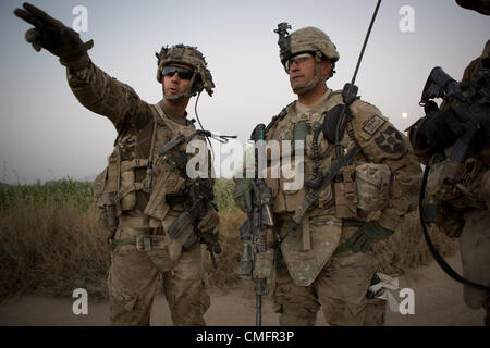 1. August 2012.  -Zharay District, Provinz Kandahar, Afghanistan - 1LT. Michael Porter, links, 1. Zug, Bronco Truppe, 1-14 Kavallerie und SFC. Valentin Vildosola, rechts, 3rd Platoon, Charlie Company, 1-17 Infanterie, diskutieren die IED Bedrohung während Patrouillen in Zharay District, Provinz Kandahar auf Mittwoch, 1. August 2012. (Bild Kredit: ¬ © Andrew A. Nelles/ZUMA drücken) Stockfoto