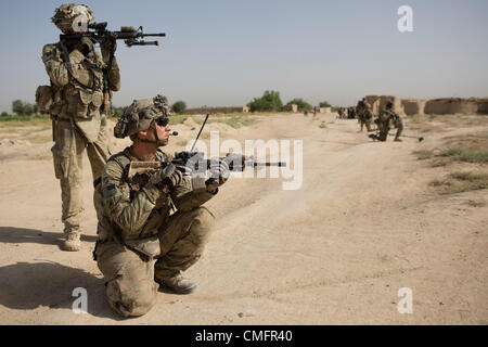 2. August 2012.  -Zharay District, Provinz Kandahar, Afghanistan - SSG. Philip Flory, links, und Sgt Chad Hemley, rechts, 1. Zug, Bronco Truppe, 1-14 Kavallerie, Scannen Sie den Horizont während einer Fuß-Patrouille in Zharay District, Provinz Kandahar auf Donnerstag, 2. August 2012. (Bild Kredit: ¬ © Andrew A. Nelles/ZUMA drücken) Stockfoto