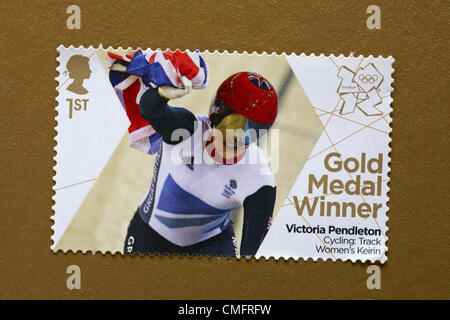 UK Samstag, 4. August 2012. Ehren-Goldmedaillen-Gewinner Victoria Pendleton in Radfahren Track Women es Keirin Event Stempel. Stempel gekauft und steckte auf Gold Olympische Unterstützer zukommen. Stockfoto