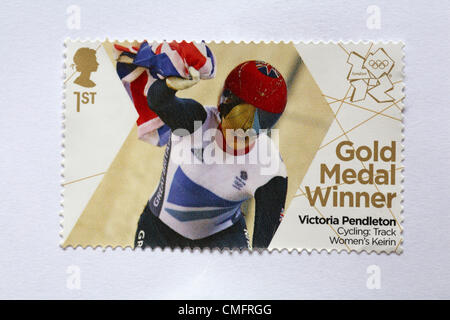 UK Samstag, 4. August 2012. Ehren-Goldmedaillen-Gewinner Victoria Pendleton in Radfahren Track Women es Keirin Event Stempel. Stempel gekauft und auf weißen Olympischen Unterstützer zukommen fest. Stockfoto