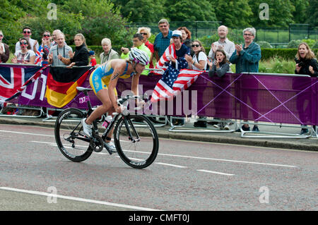 London, UK, Samstag, 4. August 2012.  Der Ukraine Yuliya Yelistratova Rennen im Radsport Stadium von der Frauen Triathlon im Londoner Hyde Park. Das Rennen gewann schließlich Schweizer Nicola Spirig, Abholung Gold, mit Schwedens Lisa Norden Platzierung Sekunde und die Silbermedaille und Australiens Erin Densham Platzierung von Dritten und der Bronze. Stockfoto