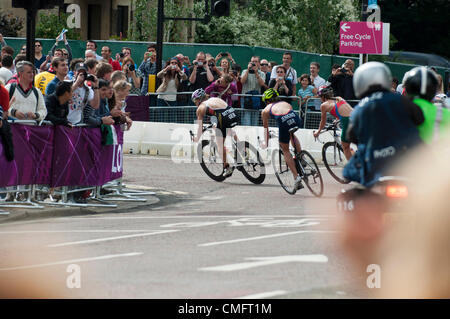 London, UK, Samstag, 4. August 2012.  Großbritanniens Helen Jenkins, eine Ecke in der Radsport der Frauen Triathlon im Londoner Hyde Park. Das Rennen gewann schließlich Schweizer Nicola Spirig, Abholung Gold, mit Schwedens Lisa Norden Platzierung Sekunde und die Silbermedaille und Australiens Erin Densham Platzierung von Dritten und der Bronze. Stockfoto