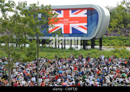 Menschenmassen genießen Sie die Sonne und live-TV-Berichterstattung über die Olympischen Spiele im Park Live im 2012 Olympic Park, London auf Freitag, 3. August 2012. Stockfoto