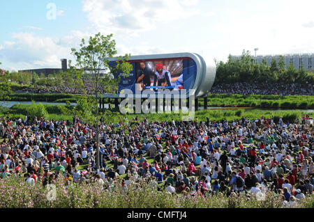 Zuschauer die Sonne genießen und live-TV-Berichterstattung über die Olympischen Spiele im Park Live im 2012 Olympic Park, London auf Freitag, 3. August 2012. Stockfoto