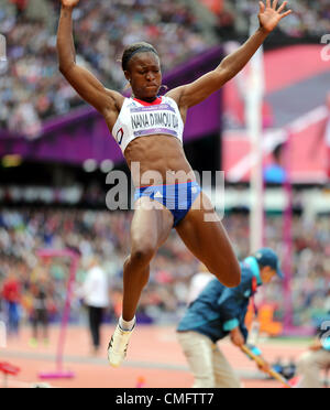 Stratford, London, UK. Samstag, 4. August 2012. Frankreichs Siebenkämpferin Antoinette Nana Djimou führt im Weitsprung. Stockfoto