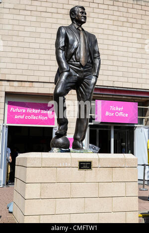 Newcastle, UK. Samstag, 4. August 2012. Sir Bobby Robson Memorial steht stolz außerhalb St. James vor der Olympia Fußball Männer Quartal Endspiel zwischen Brasilien und Honduras aus St James Park. Stockfoto