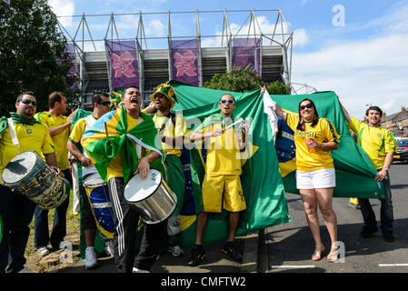 Newcastle, UK. Samstag, 4. August 2012. Brasilianischen Fans entnehme St James Park in großer Zahl außerhalb St. James vor der Olympia Fußball Männer Viertel Finale Spiel zwischen Brasilien und Honduras. Stockfoto