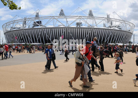 Massen auf dem Weg zur olympischen Ereignisse sehen Fuß von der Leichtathletik-Stadion im Jahr 2012 Olympic Park, London auf Freitag, 3. August 2012. Stockfoto