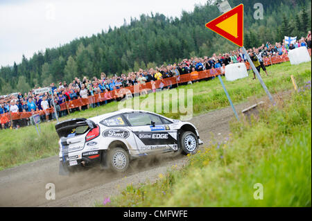 JYVÄSKYLÄ, Finnland - August 4: Jari-Matti Latvala Finnlands und Miikka Anttila Finnlands konkurrieren in ihren Ford World Rally Team Ford Fiesta RS WRC bei Tag3 der WRC-Rallye Finnland am 4. August 2012 in Jyväskylä, Finnland Stockfoto