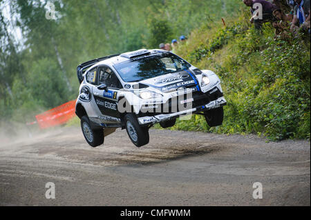 JYVÄSKYLÄ, Finnland - August 4: Jari-Matti Latvala Finnlands und Miikka Anttila Finnlands konkurrieren in ihren Ford World Rally Team Ford Fiesta RS WRC bei Tag3 der WRC-Rallye Finnland am 4. August 2012 in Jyväskylä, Finnland Stockfoto