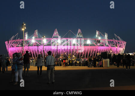 Zuschauer versammeln sich zu fotografieren mit Flutlicht 2012-Leichtathletik-Stadion als Dämmerung fällt im Jahr 2012 Olympic Park, London am 3. August 2012. Stockfoto